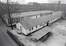 826600 Gezicht op enkele tijdelijke gebouwen (barakken) in de patiëntentuin van het Diakonessenhuis (Bosboomstraat 1) ...